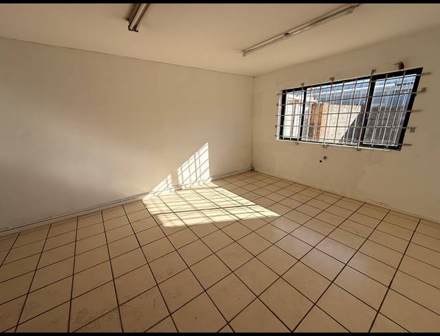 1,300M² WAREHOUSE FOR SALE IN BLACKHEATH INDUSTRIAL